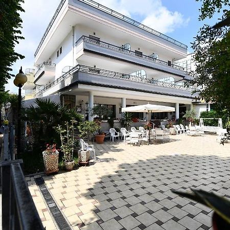 Hotel Criniera D'Oro Rimini Bagian luar foto