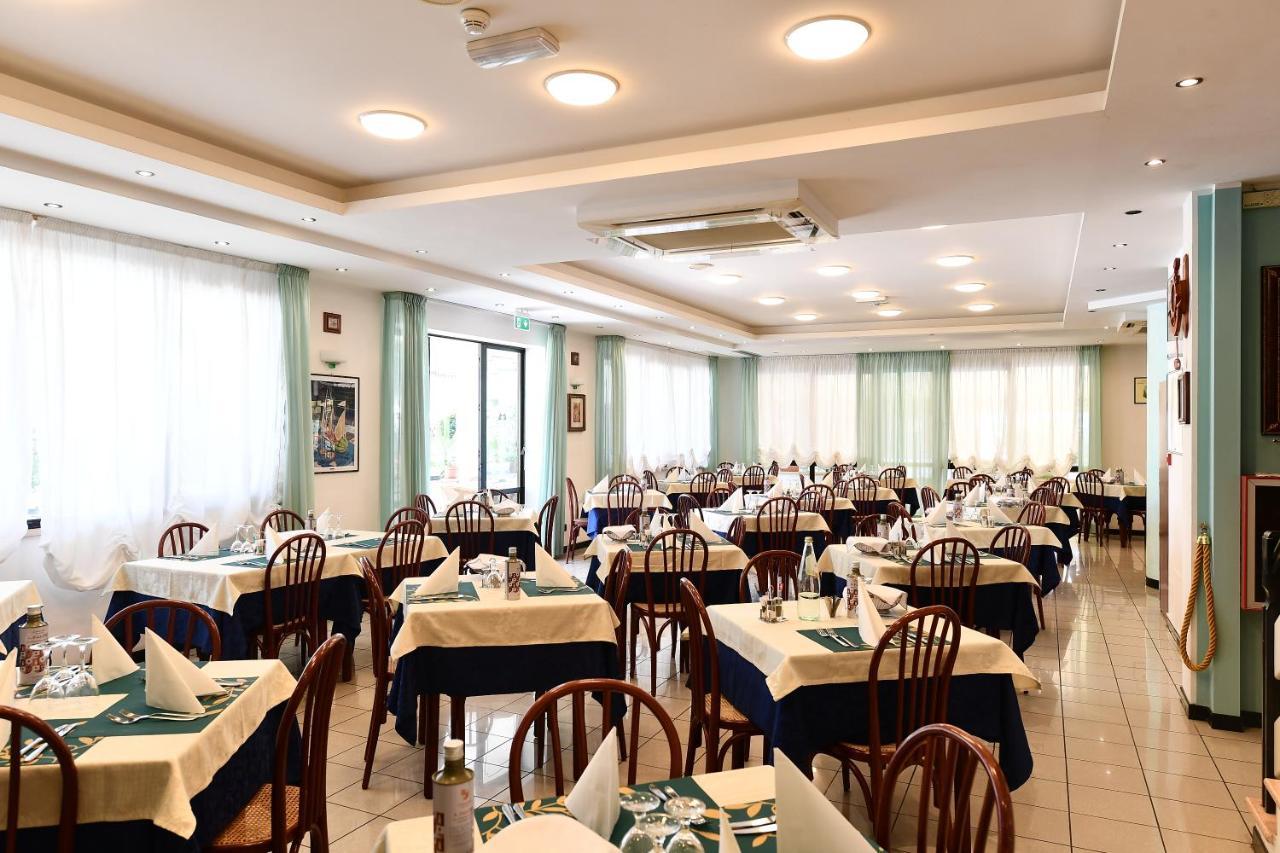 Hotel Criniera D'Oro Rimini Bagian luar foto