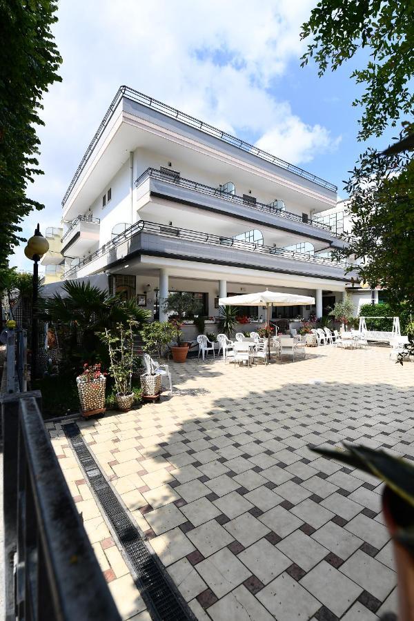 Hotel Criniera D'Oro Rimini Bagian luar foto