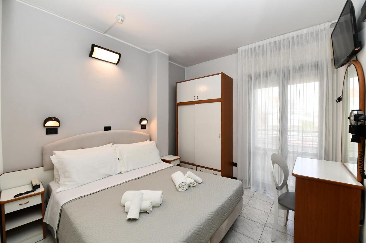Hotel Criniera D'Oro Rimini Bagian luar foto