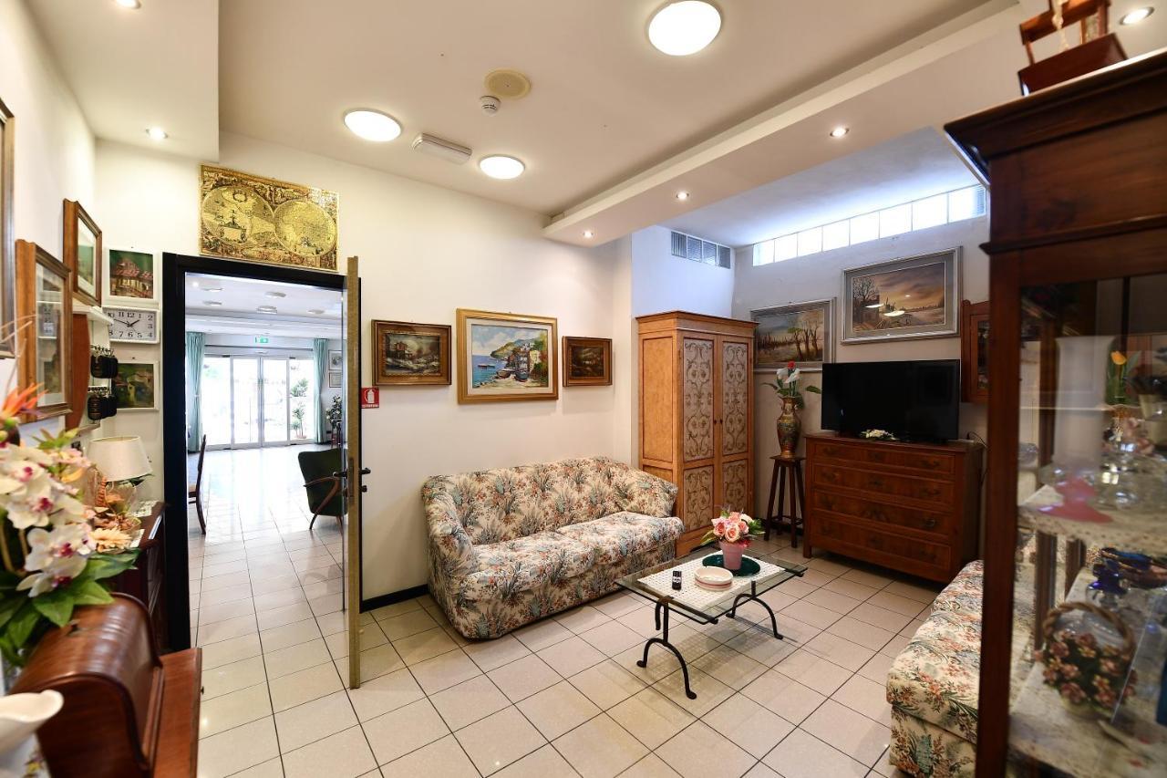 Hotel Criniera D'Oro Rimini Bagian luar foto