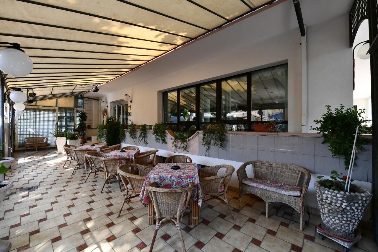 Hotel Criniera D'Oro Rimini Bagian luar foto
